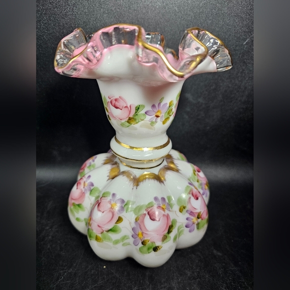 Floral‎ Porcelain Vase with Gold Accents - Picture 4 of 6